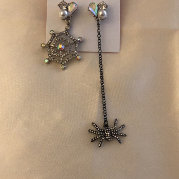 Betsey Johnson Silver Tone Spider & Spider Web Mismatch Drop Earrings NWT - Picture 8 of 11